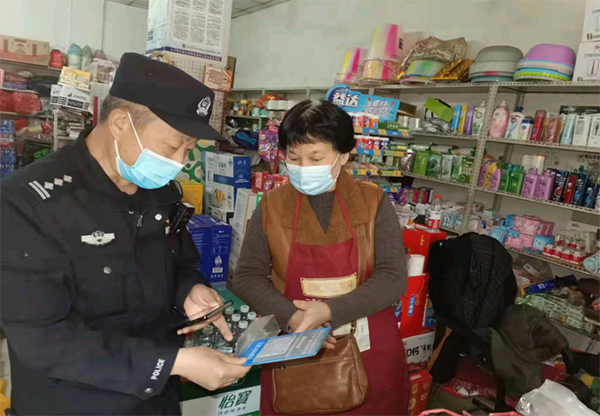 眉山公安“最美片警”何建平：坚守初心 服务为民_fororder_何建平正在工作（左）供图-眉山市公安局