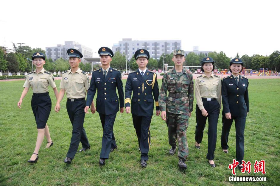 穿上新軍裝的火箭軍官兵