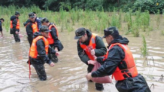 安徽桐城洪涝灾害挂渡河多处决口 武警紧急驰援