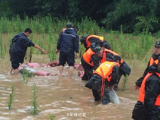 安徽桐城洪涝灾害挂渡河多处决口 武警紧急驰援