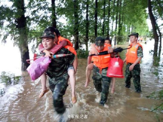 安徽桐城洪涝灾害挂渡河多处决口 武警紧急驰援
