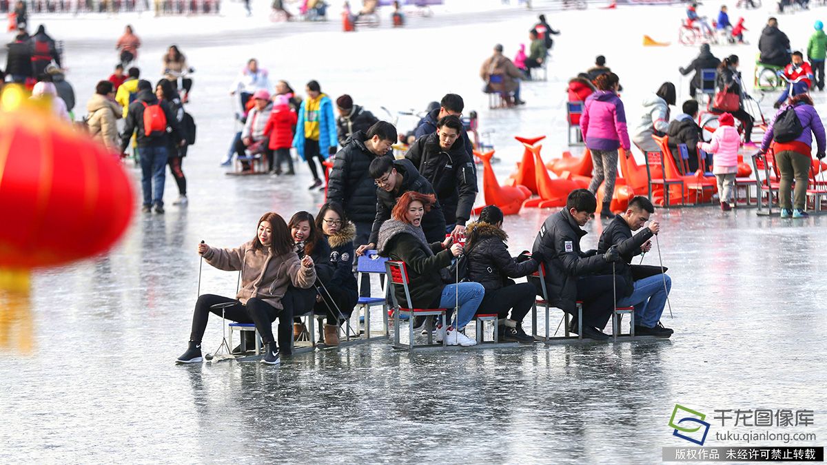 什刹海冰场人气火爆 北京市民体验冰上乐趣