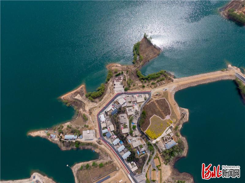 西柏坡：幸福生活节节高