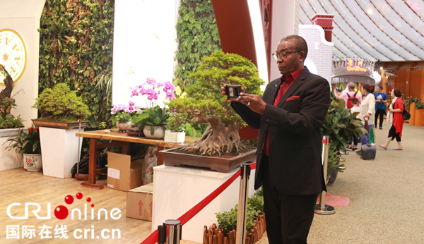 來自肯尼亞的世界設計組織前主席穆甘迪•姆托瑞達在中國館內參觀拍照_fororder_IMG_5791_副本