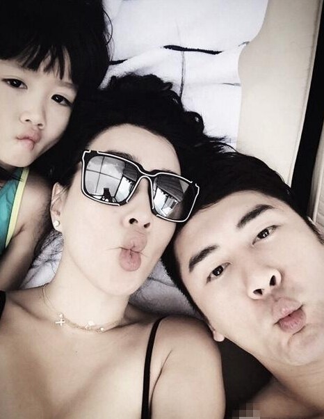 钟丽缇与小12岁未婚夫度假 女儿们俏皮抢镜