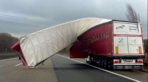 在德國的高速公路上，一輛卡車的篷布被猛烈的風掀翻_fororder__99646476_germany_storm_1_epa
