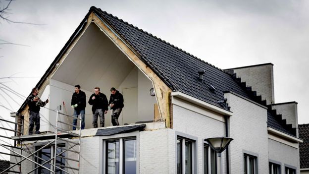 荷兰乌得勒支省的一处房子屋顶被刮走_fororder__99646474_netherlands_storm_epa_1