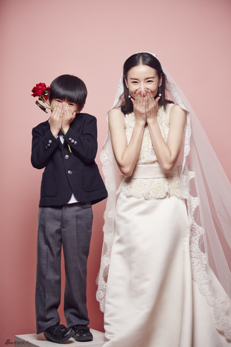 董洁穿婚纱妈妈难受落泪:期待有人接受她
