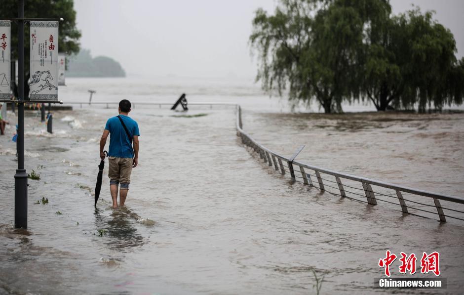 南京持续降雨 长江水位超警戒