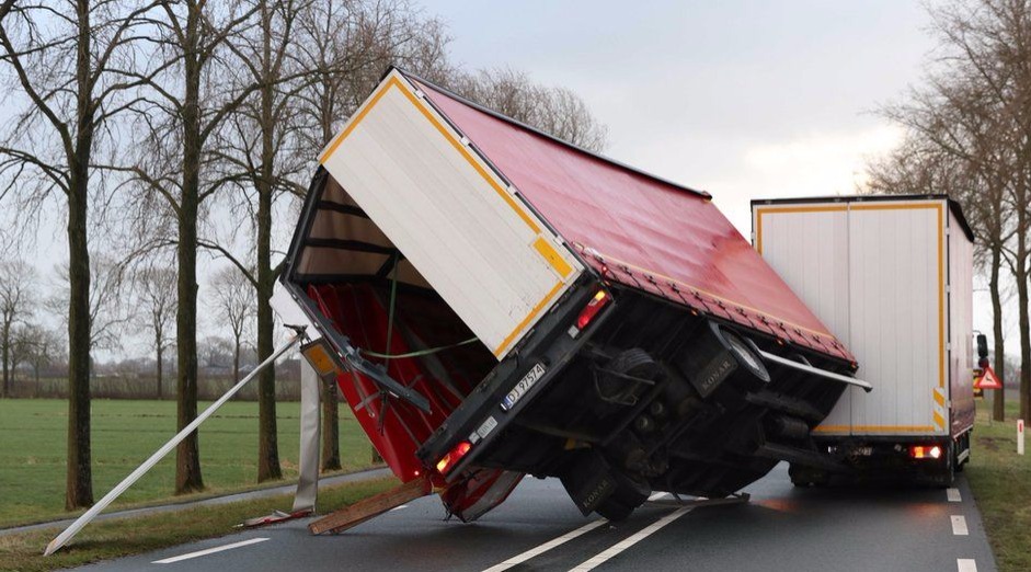 警方表示，德国北威州有41人因与天气有关的交通事故受伤_fororder__99647657_nethstrailerepa