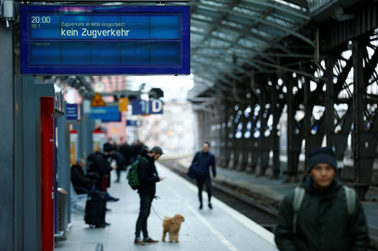 德國鐵路公司表示，由於風暴，幾乎所有的長途鐵路服務都將暫停。_fororder_QQ截圖20180119144246