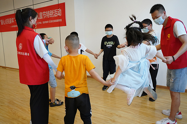 “爱心点亮童年”——情暖“六一”儿童节特别活动在成都温江银杏林社区举行_fororder_“桃花朵朵开”游戏现场-摄影-覃艳