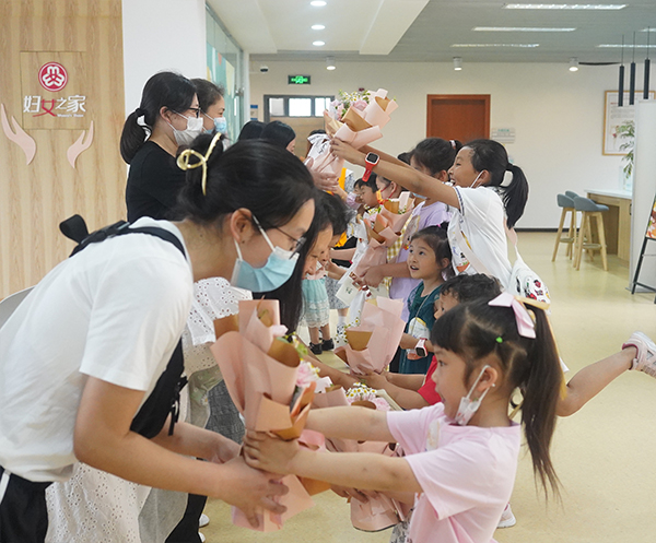 “爱心点亮童年”——情暖“六一”儿童节特别活动在成都温江银杏林社区举行_fororder_孩子们向妈妈献鲜花-摄影-覃艳