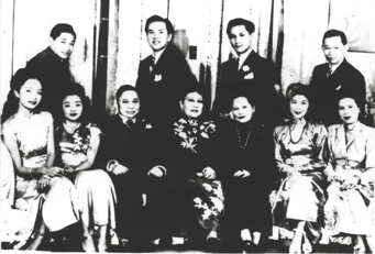 1947年11月20日，宋庆龄（右三）以祖母身份参加孙穗瑛（右二）的婚礼。