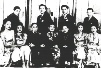 1947年11月20日，宋慶齡（右三）以祖母身份參加孫穗瑛（右二）的婚禮。