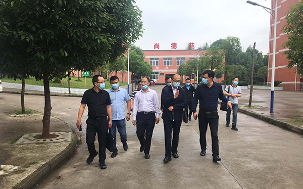 宜宾市教体局副局长向庆明调研叙州区观音镇教育_fororder_查看校园环境