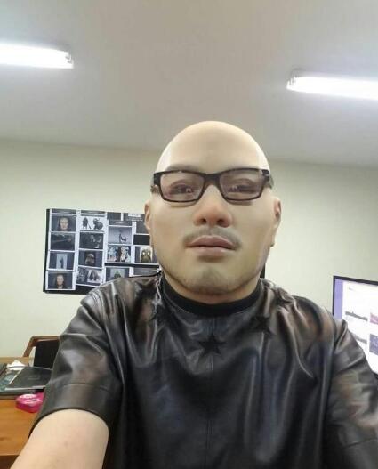 双眼皮+大光头！高晓松看欧洲杯又晒自拍了