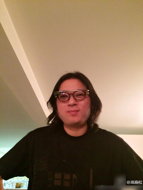双眼皮 大光头!高晓松看欧洲杯又晒自拍了