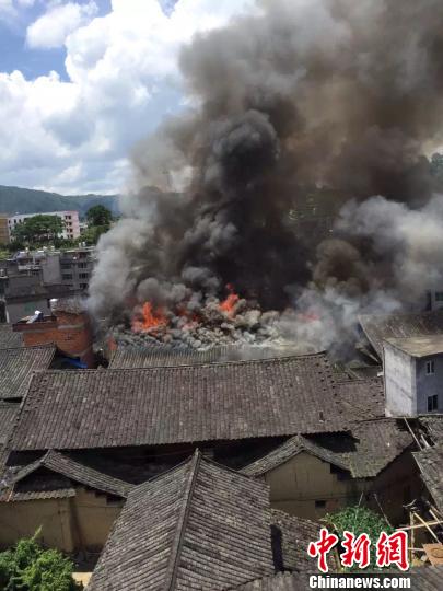 福建寿宁百年古民居突发大火：蜡烛未扑灭引起