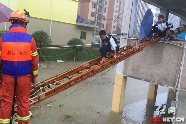 岳阳暴雨致一中学宿舍被淹 150余名师生被困