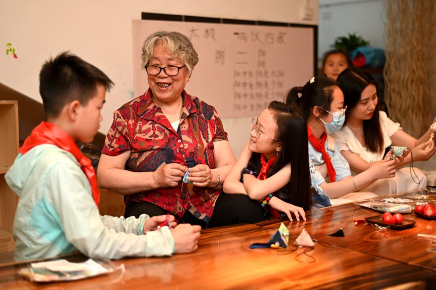 河南三門峽：迎端午祈安康 防疫香包送卡點