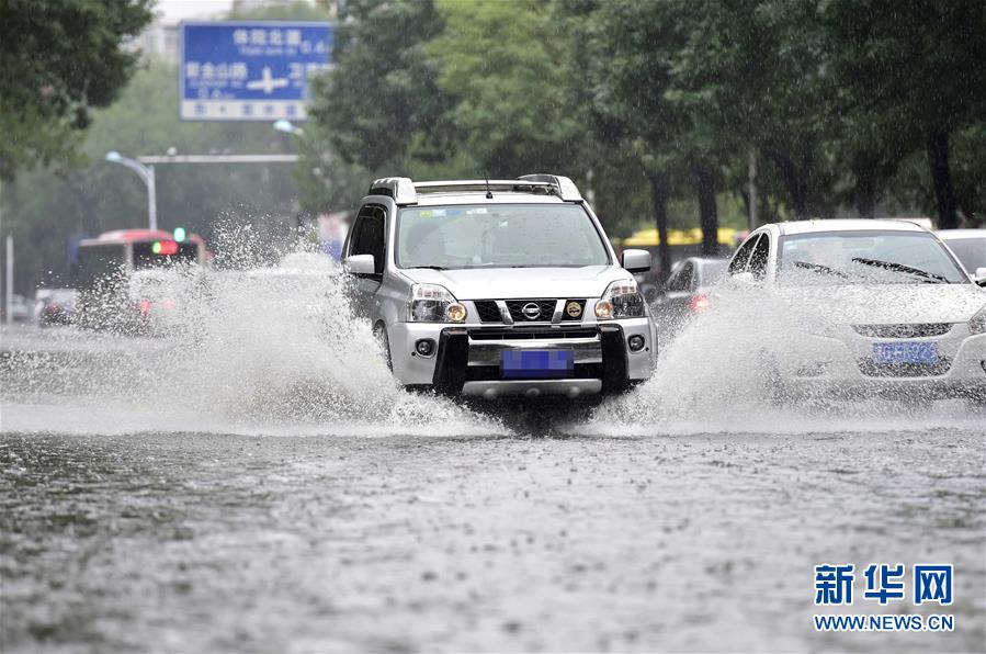 天津局部出现暴雨天气 部分路段积水严重