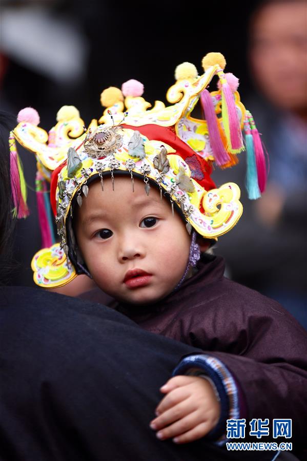 侗族童帽秀