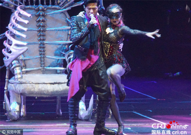 周杰伦上海个唱同辣妹贴身热舞 托举公主抱不惧昆凌吃醋