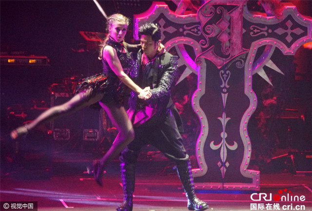 周杰伦上海个唱同辣妹贴身热舞 托举公主抱不惧昆凌吃醋