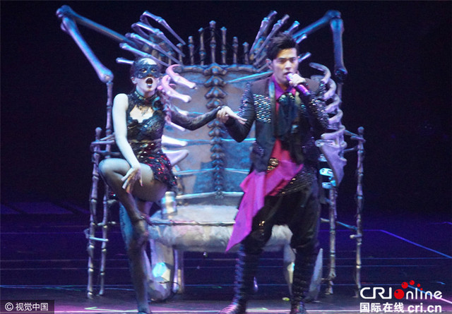 周杰伦上海个唱同辣妹贴身热舞 托举公主抱不惧昆凌吃醋