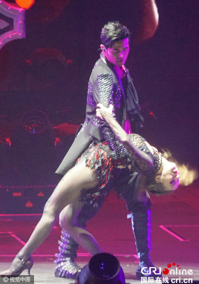 周杰伦上海个唱同辣妹贴身热舞 托举公主抱不惧昆凌吃醋