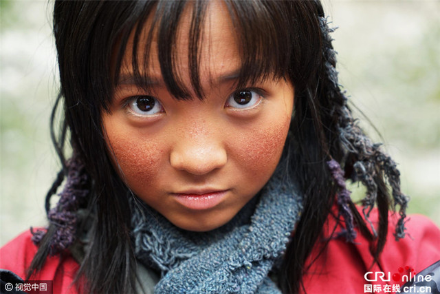 林妙可拍戏蓬头垢面 变身山村"小野人"造型埋汰