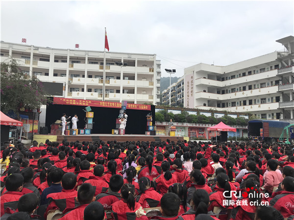 院长尹晓东,副院长赵寒冰携《伊索寓言》剧组演职员与凭祥市第一小学