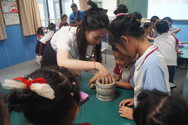 “端午艾草香 关注眼健康”中医药文化主题活动走近成都市锦里小学_fororder_低段学生在学校中医馆里制作中医药敷贴-供图-四川省中医药管理局