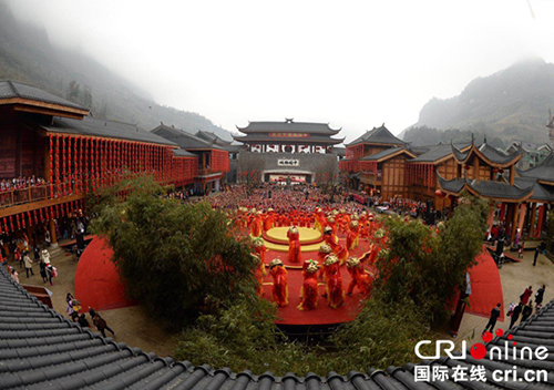 （已过审/焦点图）贵州道真:世界最大傩文化古城上演3000人盛装歌舞