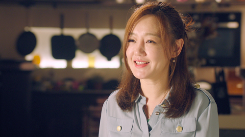 “甜美”薛佳凝变厨娘 《鹦鹉厨房》展厨艺