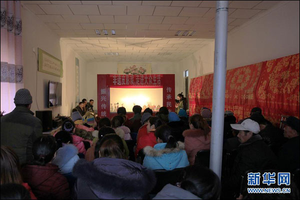 คณะหนังตะลุงตระเวนแสดงมอบความบันเทิงให้ชาวบ้านฉลองรับตรุษจีน