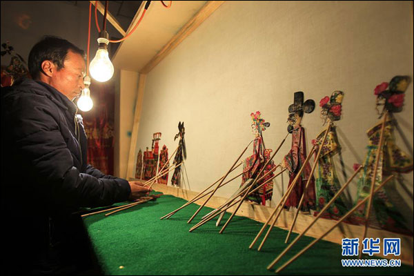 คณะหนังตะลุงตระเวนแสดงมอบความบันเทิงให้ชาวบ้านฉลองรับตรุษจีน