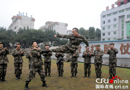 已过审【法制安全】武警重庆总队执勤第一支队掀实战化军事训练热潮