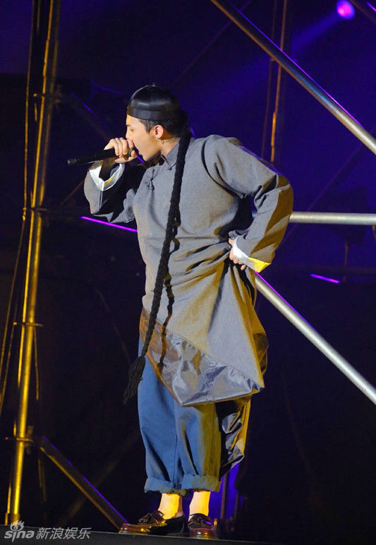 权志龙cos黄飞鸿 穿长衫梳辫子民国范儿(组图)[7]- 中国日报网