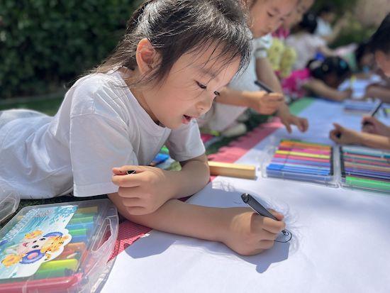 丰富多彩的游戏活动《贴鼻子《打保龄球》等传统游戏深受幼儿喜爱