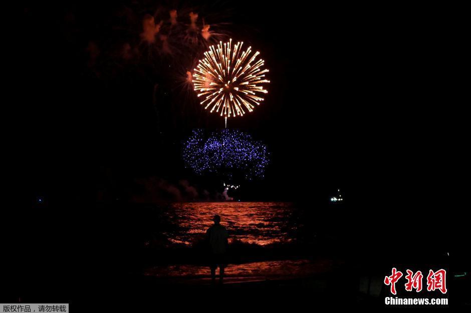 纽约庆祝独立日燃放烟花 市民沙滩上欣赏