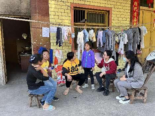 “希望工程1+1—幻方助学计划”公益项目资助四川省11550名小学生_fororder_四川各级团委工作人员进校入户走访“幻方助学计划”项目受助学生-供图-四川省青少年发展基金会