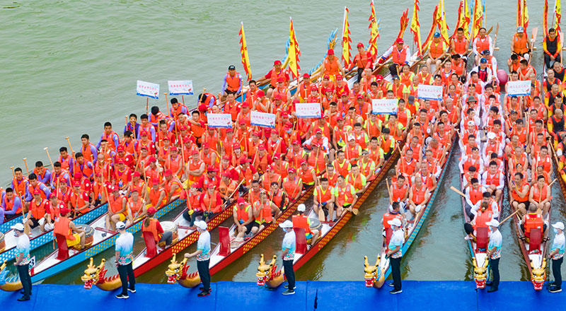 百舟竞渡迎端午 富顺县第二届端午龙舟文化旅游活动精彩上演_fororder_2参赛选手整装待发（摄影-廖志全）