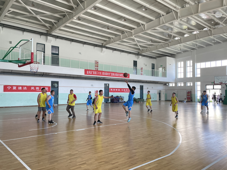 金凤区总工会举办“喜迎二十大 建功新时代”蓝骑士配送行业职工篮球赛