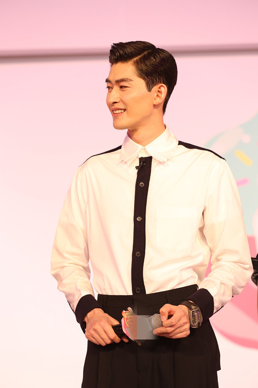 张翰加盟《夏日甜心》 喂女主播吃甜甜圈(组图)