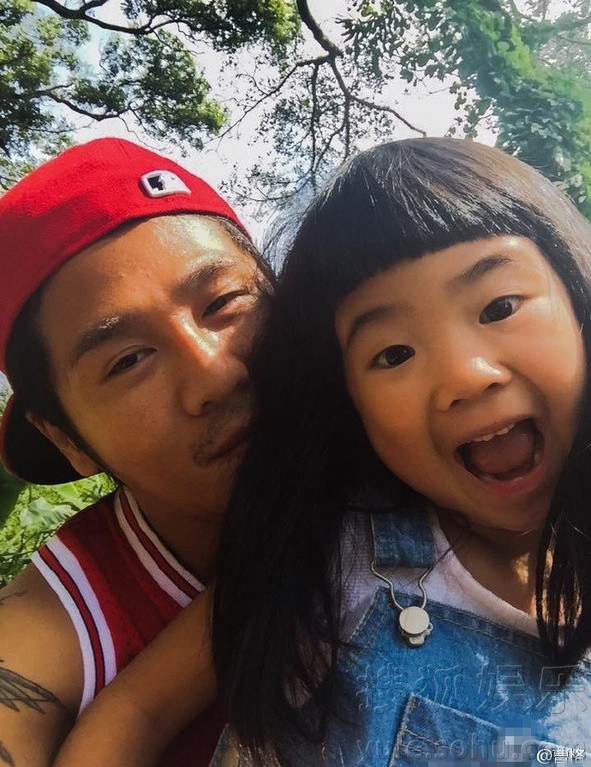 姐姐长大了！曹格晒一家度假图 周末幸福团聚