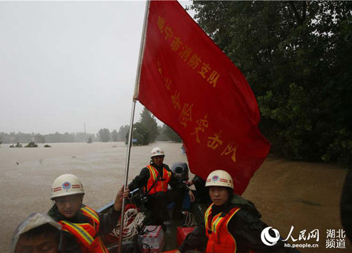 南方地区连续遭遇强降雨侵袭 各地军民奋力抗洪抢险