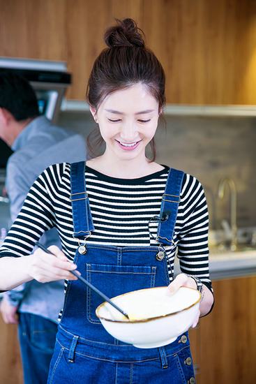 江疏影助力“春蕾午餐” 捐助20位贫困儿童