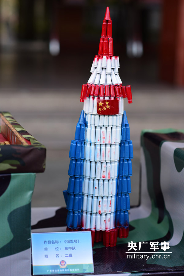 图为战士弹壳手工艺作品.